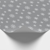 weiße Schneeflocken auf grauem Hintergrund Geschenkpapier (Ecke)