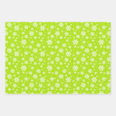 Weiße Schneeflocken auf Grün, Blau und Rosa Geschenkpapier Set (Vorderseite)