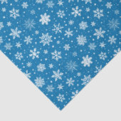 Weiße Schneeflocken auf hellblau Seidenpapier (Ausschnitt)