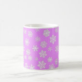 Weiße Schneeflocken auf orchigem Hintergrund Kaffeetasse (Mittel)
