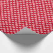 Weiße Schneeflocken auf rotem Geschenkpapier (Ecke)
