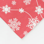 Weiße Schneeflocken auf rotem Muster Fleece Blanka (Ecke)