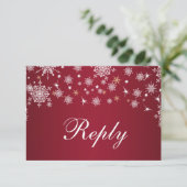 Weiße Schneeflocken auf roter Hochzeit RSVP Karte (Stehend Vorderseite)