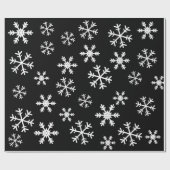 Weiße Schneeflocken auf schwarzem Hintergrund Weih Geschenkpapier (Flach)