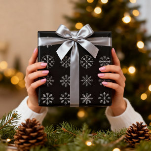Weiße Schneeflocken auf schwarzem Hintergrund Weih Geschenkpapier