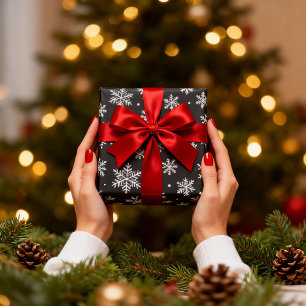 Weiße Schneeflocken auf schwarzem Hintergrund Weih Geschenkpapier
