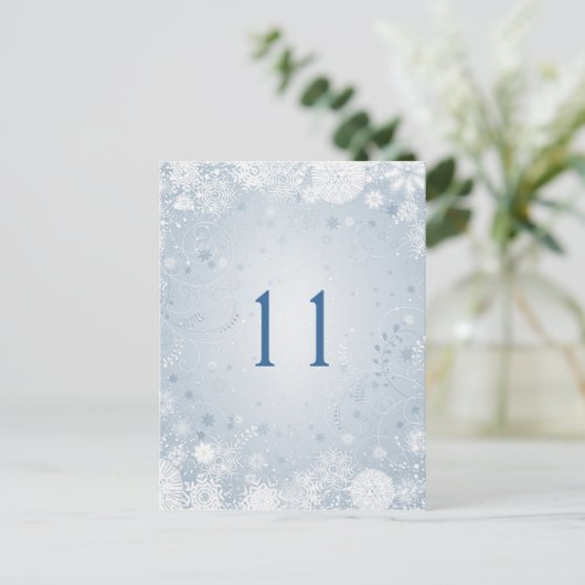 Weiße Schneeflocken auf silberblauer Tischnummer (Stehend Vorderseite)