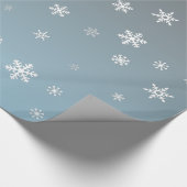 Weiße Schneeflocken auf silbernem Blau Geschenkpapier (Ecke)