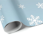 Weiße Schneeflocken auf silbernem Blau Geschenkpapier (Rolleneckpunkt)