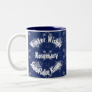 Weiße Schneeflocken auf traditionellem Blau Zweifarbige Tasse