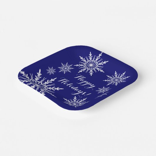 Weiße Schneeflocken auf Urlaub in Blue Happy Pappteller (Gewinkelt)