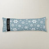 Weiße Schneeflocken, Grau, Ihr Name, Personalisier Seitenschläferkissen (Rückseite)