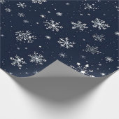 Weiße Schneeflocken im dunkelblauen Hintergrund Geschenkpapier (Ecke)