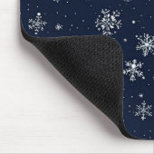 Weiße Schneeflocken im dunkelblauen Hintergrund Mousepad (Ecke)