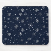Weiße Schneeflocken im dunkelblauen Hintergrund Mousepad (Vorne)