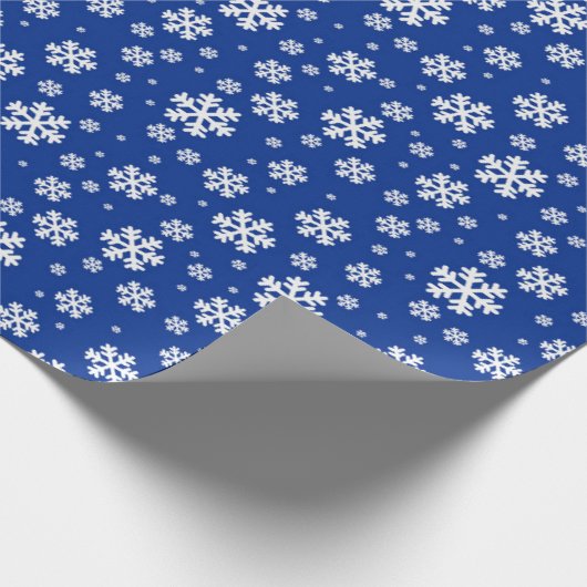 Weiße Schneeflocken im dunkelblauen Wintermuster Geschenkpapier (Ecke)