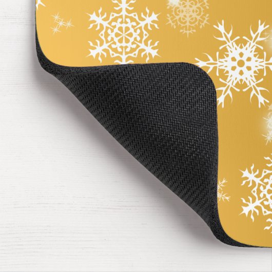 Weiße Schneeflocken im Freien. Mousepad (Ecke)