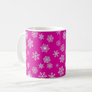 Weiße Schneeflocken im Fuchsienrosa-Hintergrund Kaffeetasse