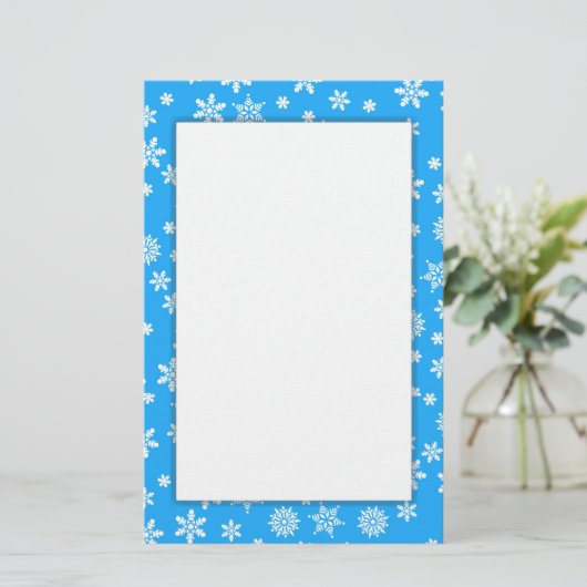Weiße Schneeflocken im hellblauen Hintergrund Briefpapier (Stehend Vorderseite)