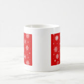 Weiße Schneeflocken im roten Hintergrund Kaffeetasse (Mittel)