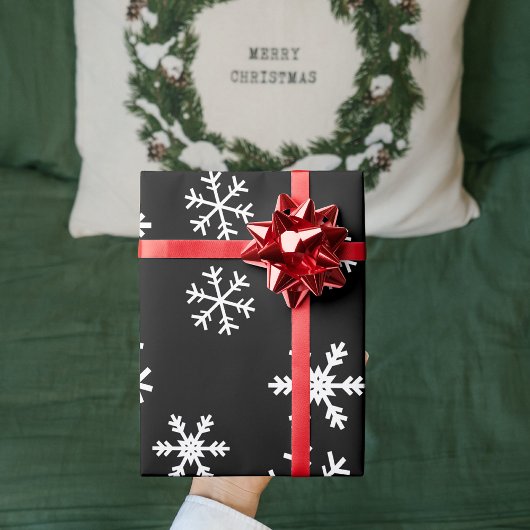 Weiße Schneeflocken im Schwarzen Hintergrund Weihn Geschenkpapier