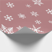 Weiße Schneeflocken in der Rose Rosa Urlaub Geschenkpapier (Ecke)