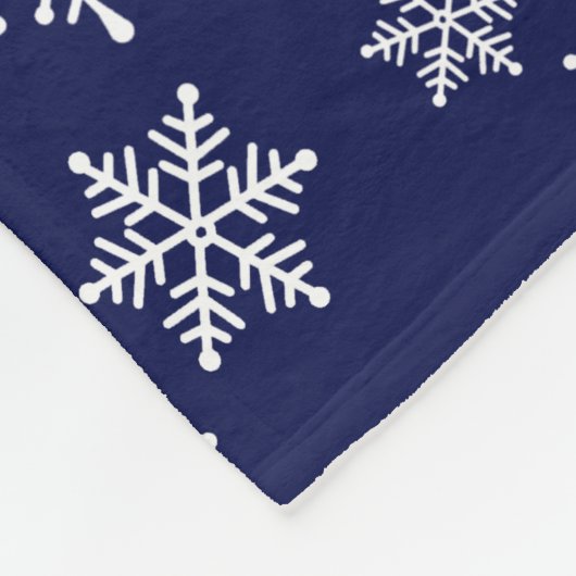 Weiße Schneeflocken in Navy Blue Fleecedecke (Ecke)