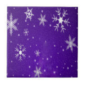 Weiße Schneeflocken mit blauem Lila Hintergrund Fliese (Vorderseite)