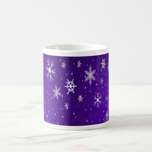 Weiße Schneeflocken mit blauem Lila Hintergrund Kaffeetasse (Mittel)
