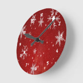 Weiße Schneeflocken mit rotem Hintergrund Runde Wanduhr (Winkel)