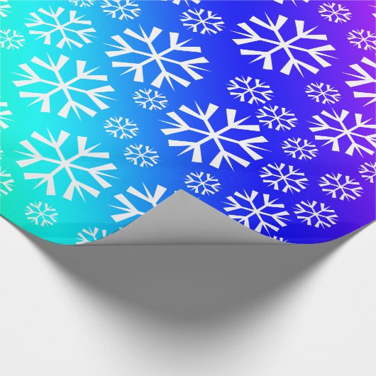 Weiße Schneeflocken Muster auf Regenbogenglanz Geschenkpapier (Ecke)