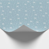 Weiße Schneeflocken Muster modern ligthblau Geschenkpapier (Ecke)