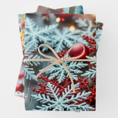 Weiße Schneeflocken und hellrote Ornamente Geschenkpapier Set (Beispiel)