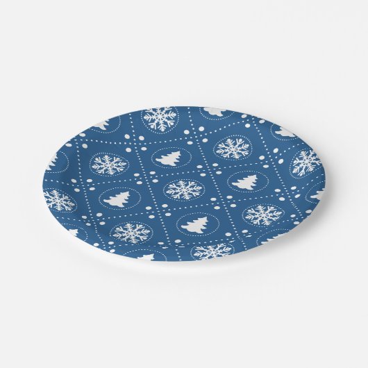Weiße Schneeflocken Weihnachtsbaumen Blaues Design Pappteller (Schrägansicht)