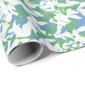 Weiße Schneeröcke auf dem blau-blühenden Muster Geschenkpapier (Rolleneckpunkt)