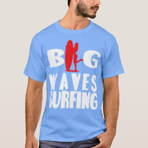 Weiße Schönheitsmädchen und Surfbretter, große Wel T-Shirt