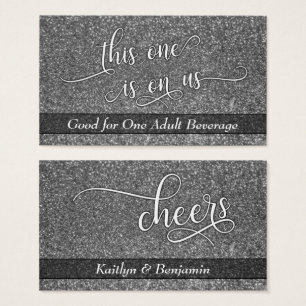 Weiße Schrift auf silbernem, künstlichem Glitter,