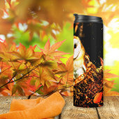 Weiße Schüssel auf dunklen Baumhaufen Inspiration Thermosbecher