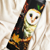 Weiße Schüssel auf dunklen Baumhaufen Inspiration Thermosbecher