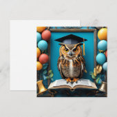 Weiße Schüssel in Graduiertenkappe Posing mit Buch Einladung (Vorne/Hinten)