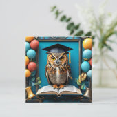 Weiße Schüssel in Graduiertenkappe Posing mit Buch Einladung (Stehend Vorderseite)