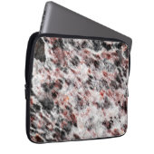 Weiße, schwammige Textur in schwarz roten Flecken Laptopschutzhülle (Vorne Rechts)