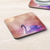 Weiße Schwäne, die auf einem scheußlichen See schw Getränkeuntersetzer (Linke Seite)