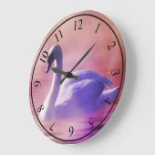 Weiße Schwäne, die auf einem scheußlichen See schw Große Wanduhr (Winkel)