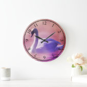 Weiße Schwäne, die auf einem scheußlichen See schw Große Wanduhr (Zuhause)