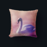 Weiße Schwäne, die auf einem scheußlichen See schw Kissen<br><div class="desc">Ein charmantes,  skurriles Märchenbild. Weich romantisches Foto eines weißen Schwans in lila Licht,  das auf einem scheußlichen See schwimmt. Farbenfrohe Purples und Pinks schaffen eine mystische magische Stimmung.</div>