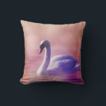 Weiße Schwäne, die auf einem scheußlichen See schw Kissen<br><div class="desc">Ein charmantes, skurriles Märchenbild. Weich romantisches Foto eines weißen Schwans in lila Licht, das auf einem scheußlichen See schwimmt. Farbenfrohe Purples und Pinks schaffen eine mystische magische Stimmung.</div>