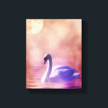 Weiße Schwäne, die auf einem scheußlichen See schw Leinwanddruck<br><div class="desc">Ein charmantes,  skurriles Märchenbild. Weich romantisches Foto eines weißen Schwans in lila Licht,  das auf einem scheußlichen See schwimmt. Farbenfrohe Purples und Pinks schaffen eine mystische magische Stimmung.</div>
