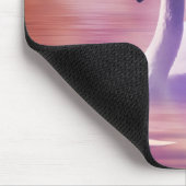 Weiße Schwäne, die auf einem scheußlichen See schw Mousepad (Ecke)