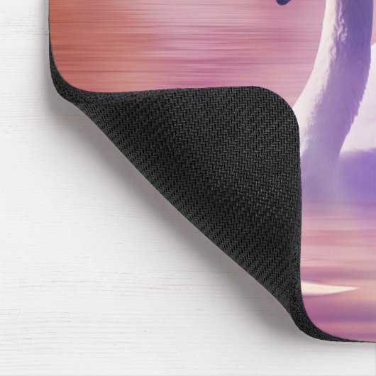Weiße Schwäne, die auf einem scheußlichen See schw Mousepad (Ecke)